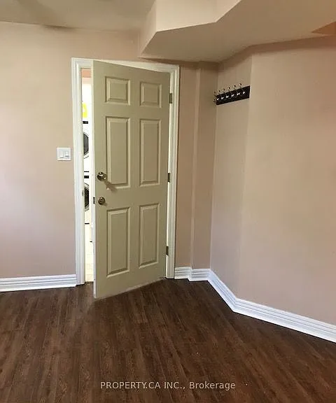 2194 Wildwood Cres E #LOWER — Photo 4