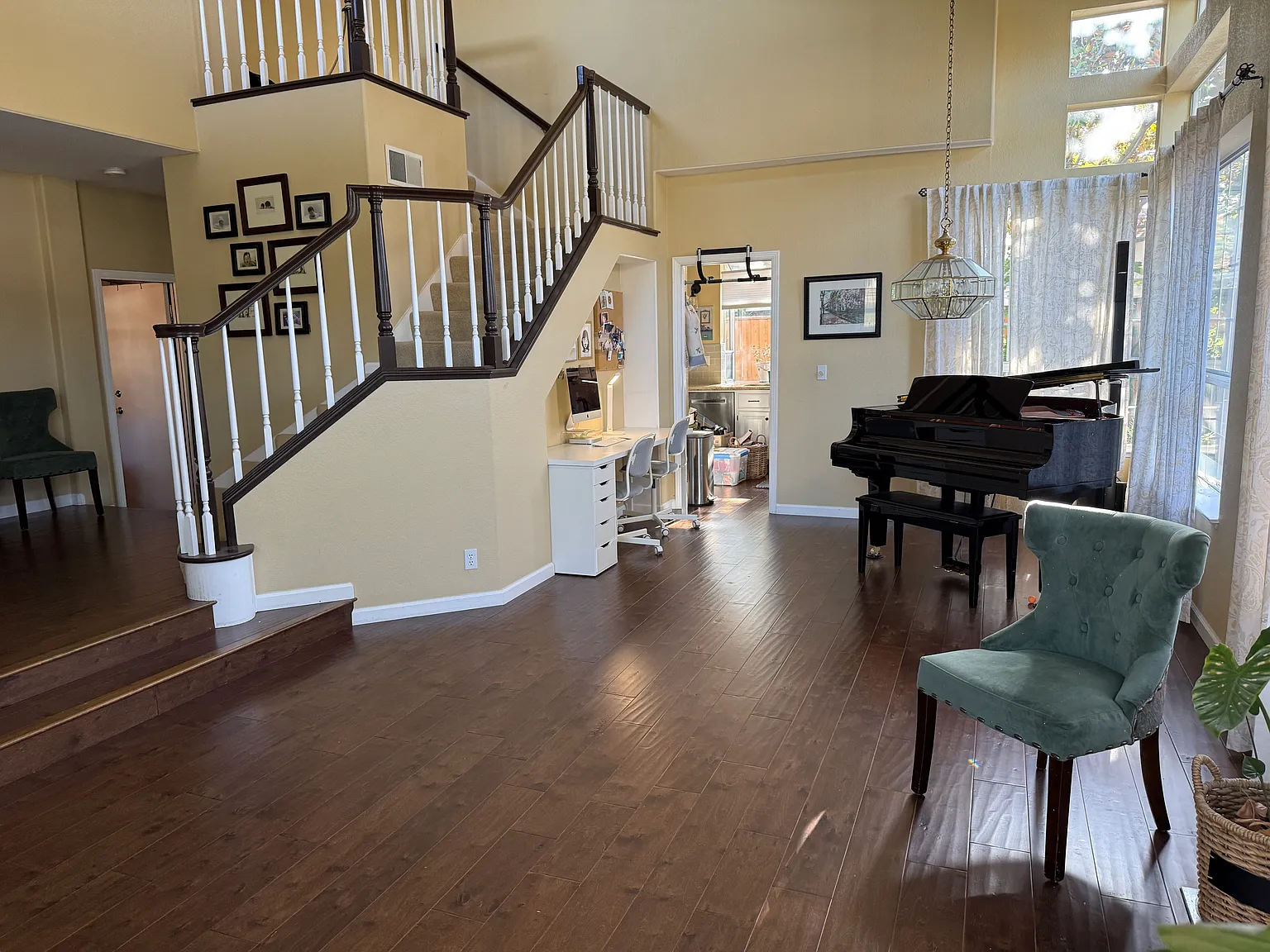 4 bed, 2274 sqft, $7,450 — Photo 2