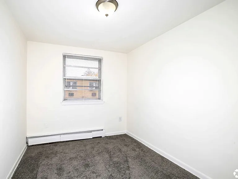 Karen Court Apartments — Photo 22