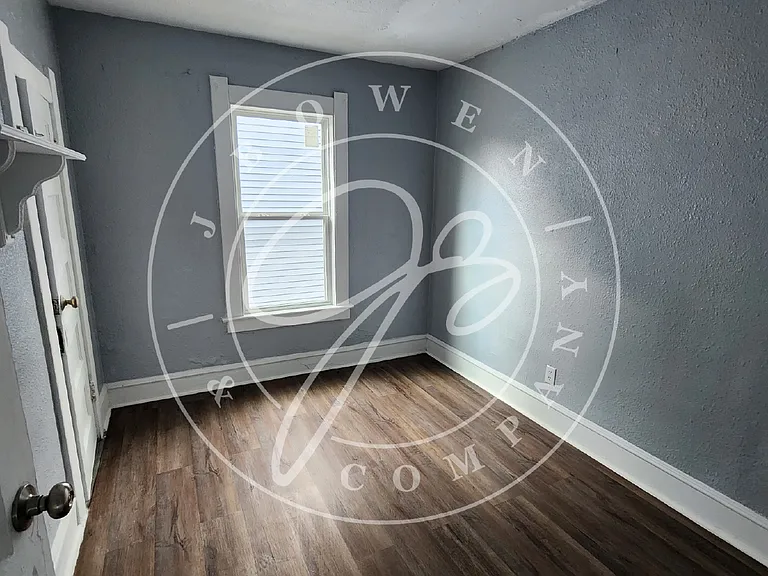 632 Nicholas St — Photo 11
