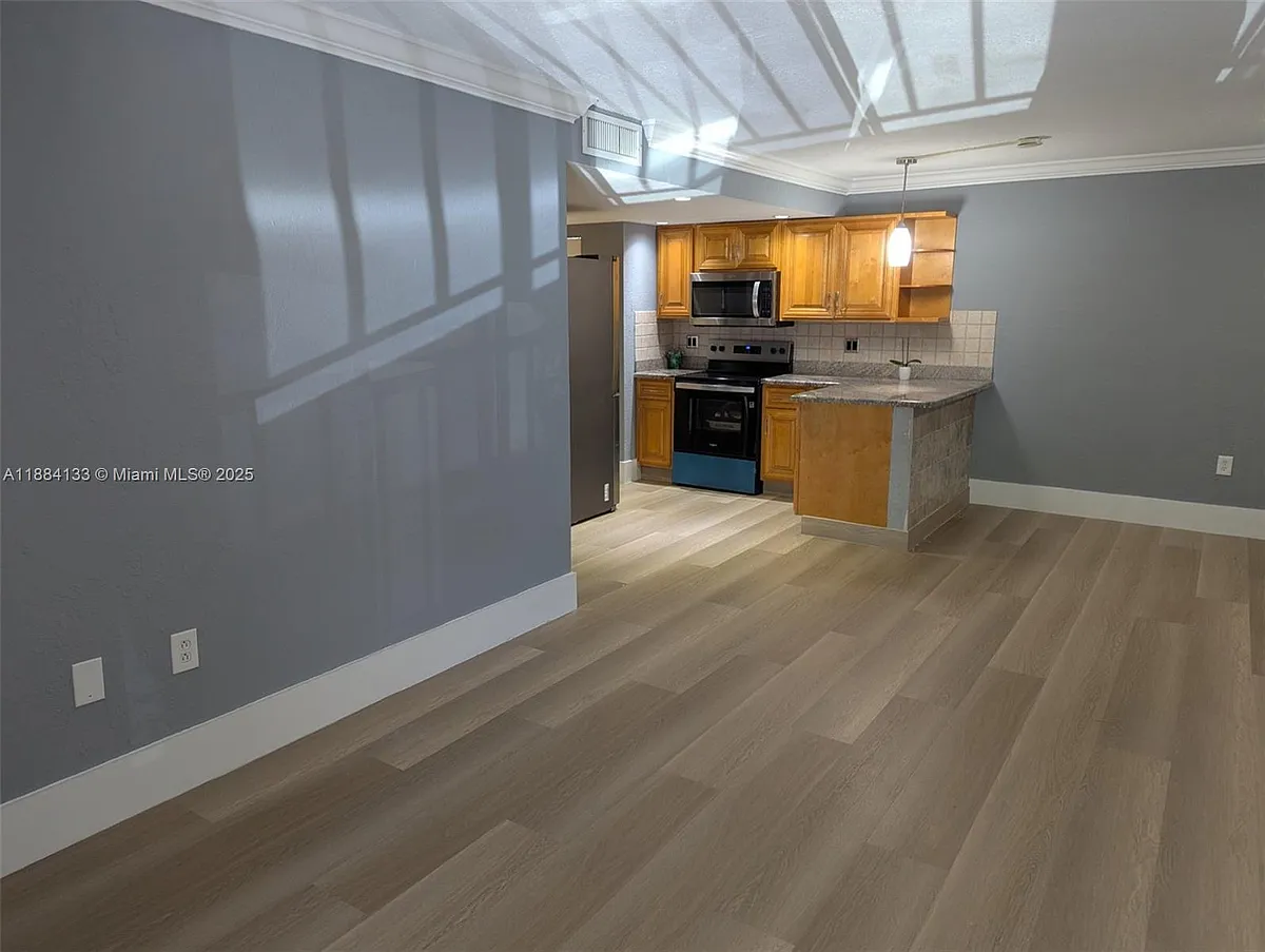 Building Photo - 13700 SW 62nd St #204