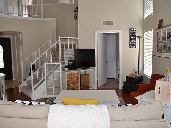 3rd image of 1430 New England Dr