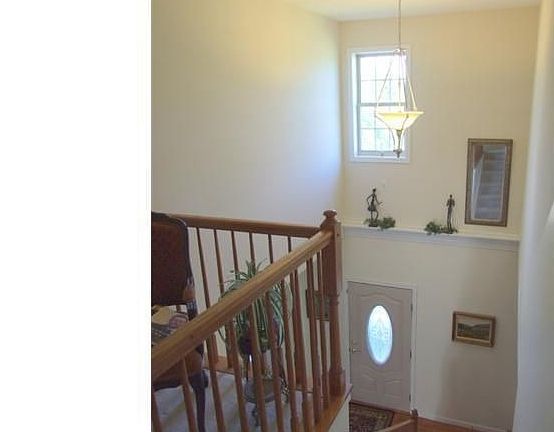 4th image of 142 Hillside Cir