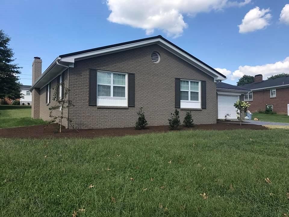 2nd image of 121 Pin Oak Dr