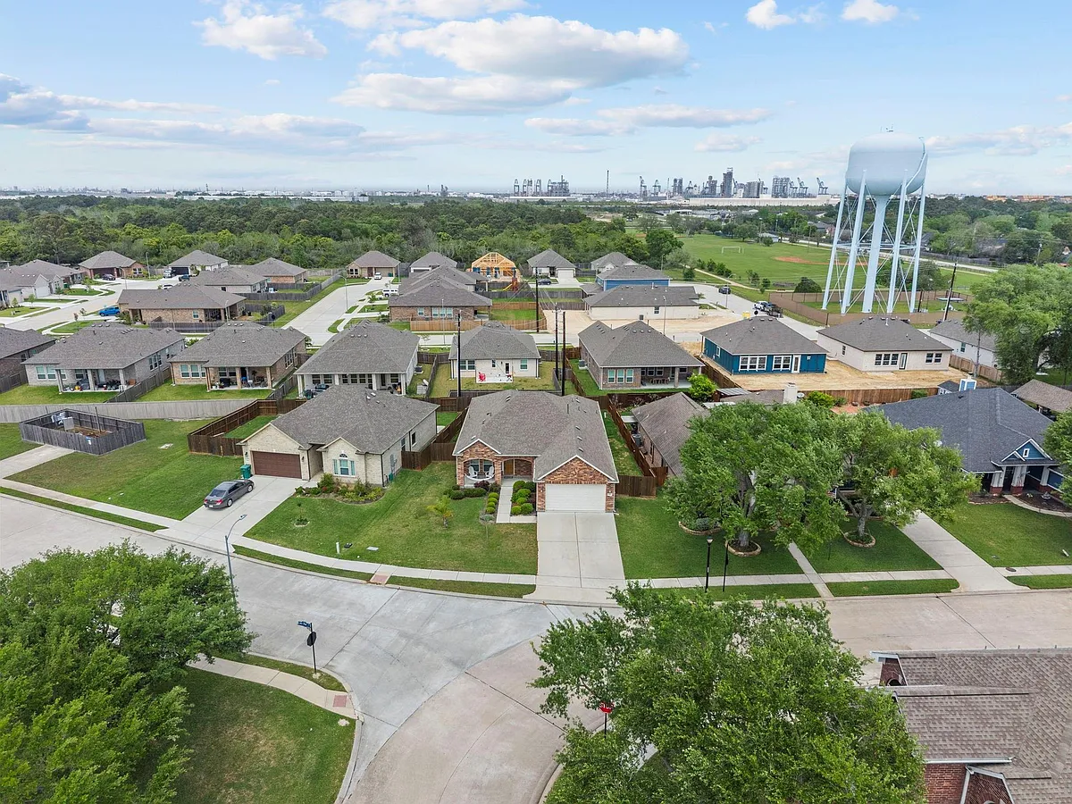 Building Photo - 1302 Lake Mija Ct