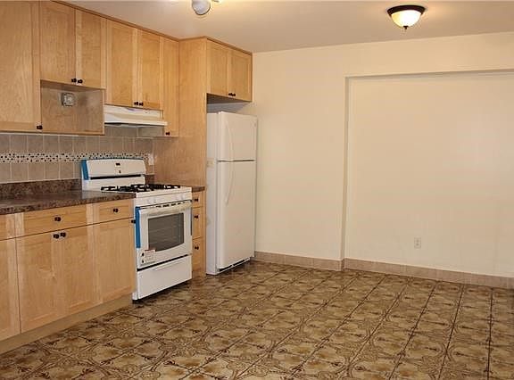 Dining area in kitchen.