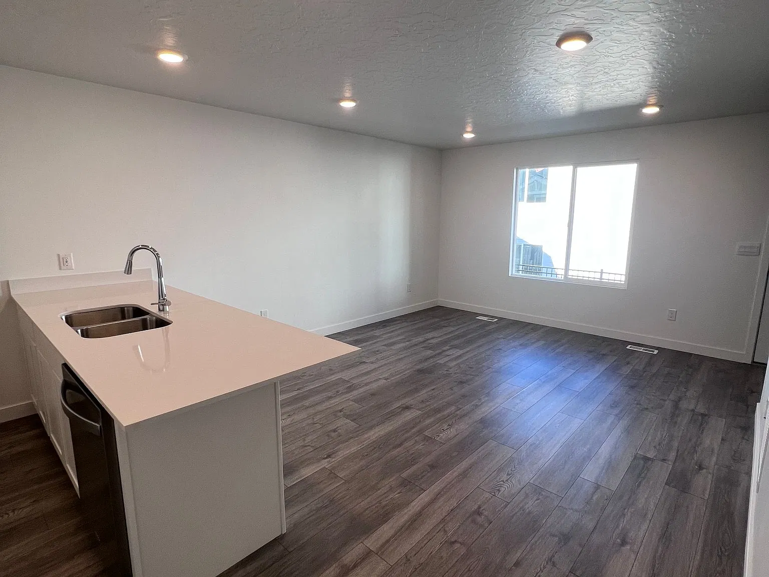 Spacious Modern 3 Bed, 2 Bath Townhouse in Magna | Available Sept 19 — Photo 4