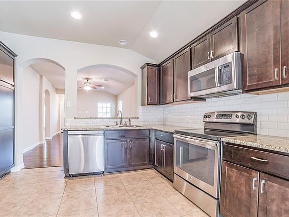 4th image of 905 Lost Pines Ln