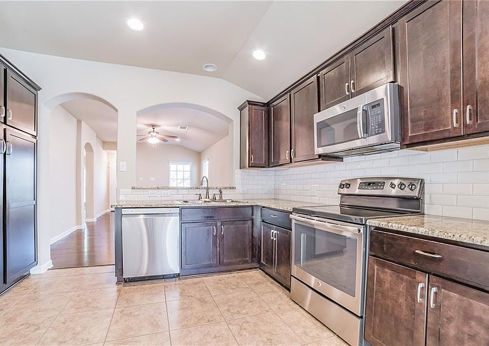 1st image of 904 Lost Pines Ln