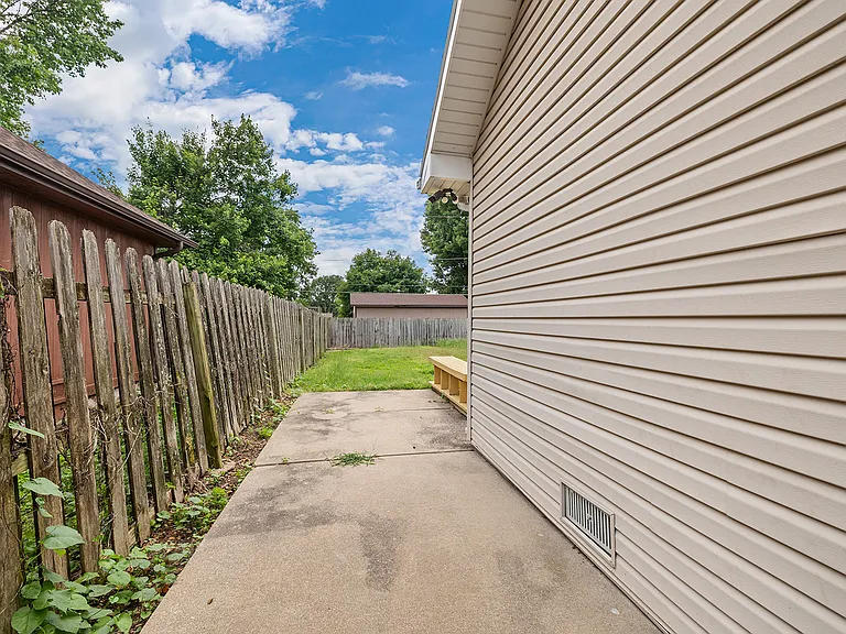 3753 N Pickwick Ave — Photo 22