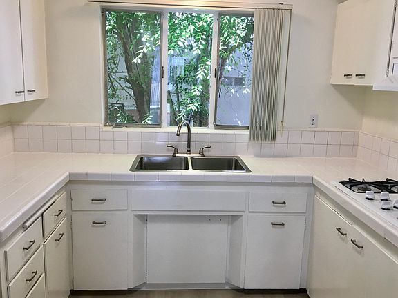 3rd image of 1544 N Hayworth Ave #7