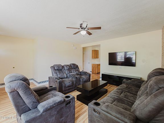 3rd image of 4927 Applegrove Ln
