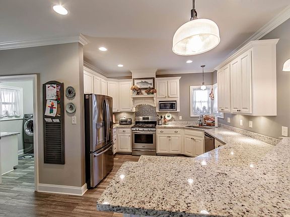 4th image of 125 Gainsville Dr