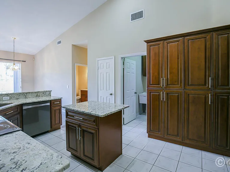 9214 Sunnyoak Dr — Photo 7