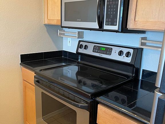 5th image of 300 10th Ave Unit B308