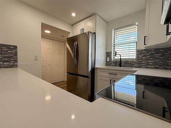 5th image of 9355 SW 8th St APT 402