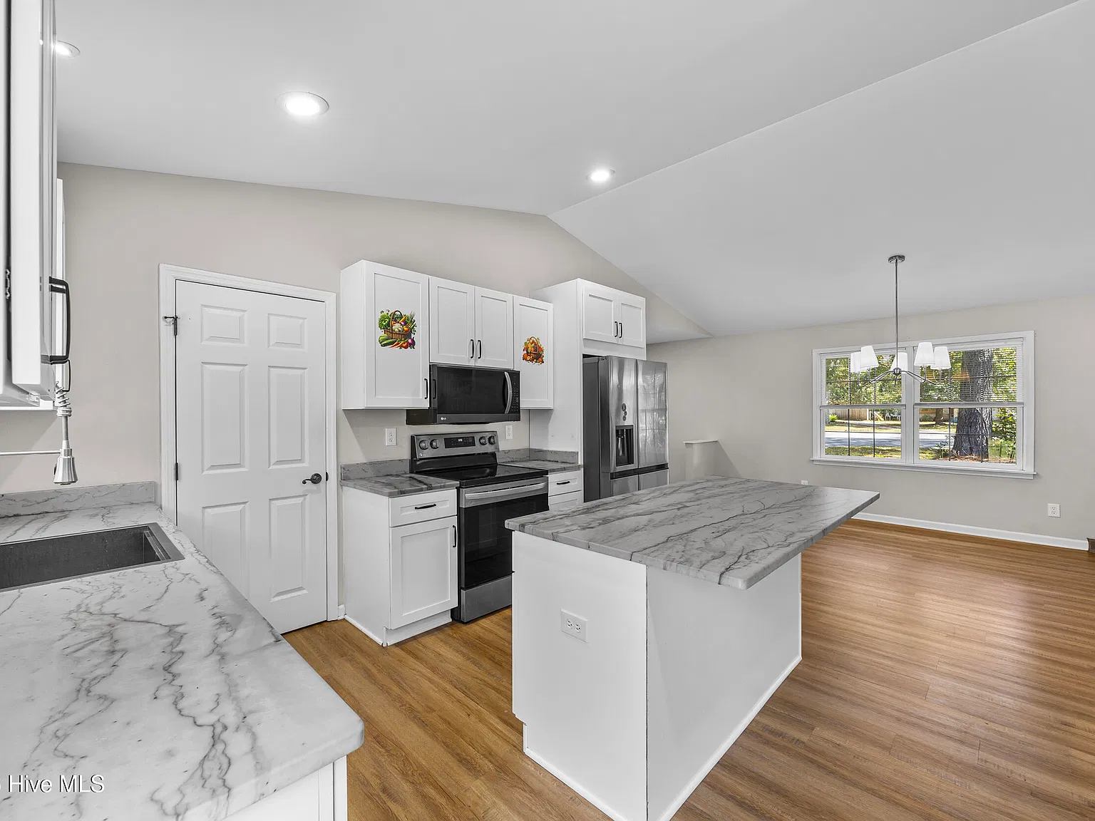 3 bed, 2.0 bath, 1380 sqft, $2,500 — Photo 4