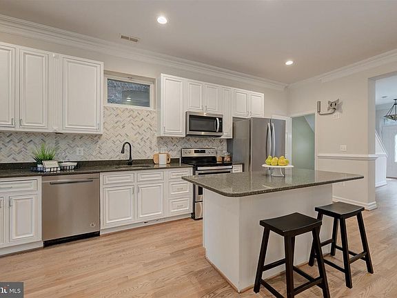 Gourmet kitchen with island