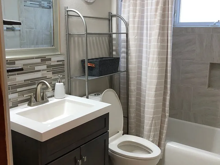 1607 Plymouth Ave — Photo 7