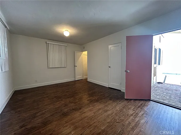 214 E Stocker St #B — Photo 13