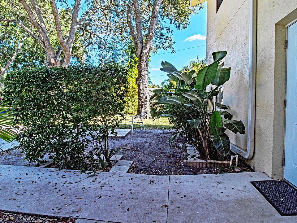 1st image of 702 SW Gardens Blvd