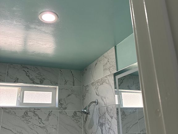 2nd image of 937 W 47th St #1/2