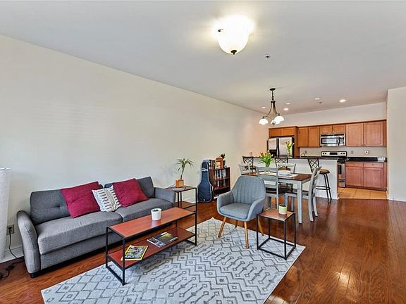 5th image of 3205 Carondelet St Unit 101