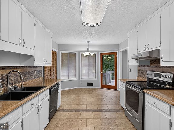 5th image of 15 Hinton Ct