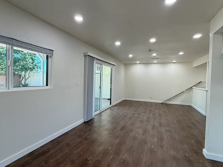 1013 Treadwell Ave — Photo 3