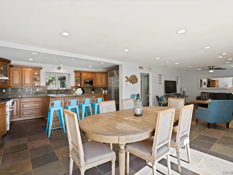 645 Loring St — Photo 11