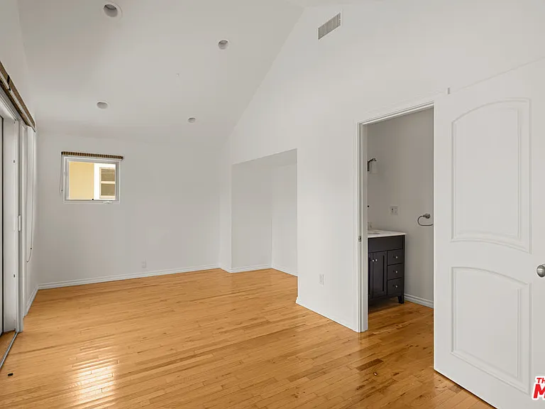 512 N Linden Dr — Photo 37