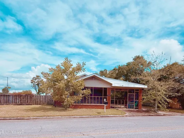 1810 Roosevelt St, Pascagoula, MS 39567