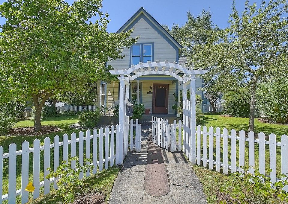 1st image of 212 Avenue F