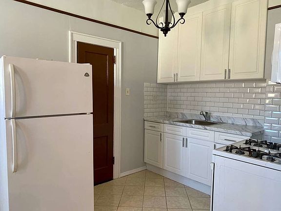 2nd image of 701 Linwood St Floor 2