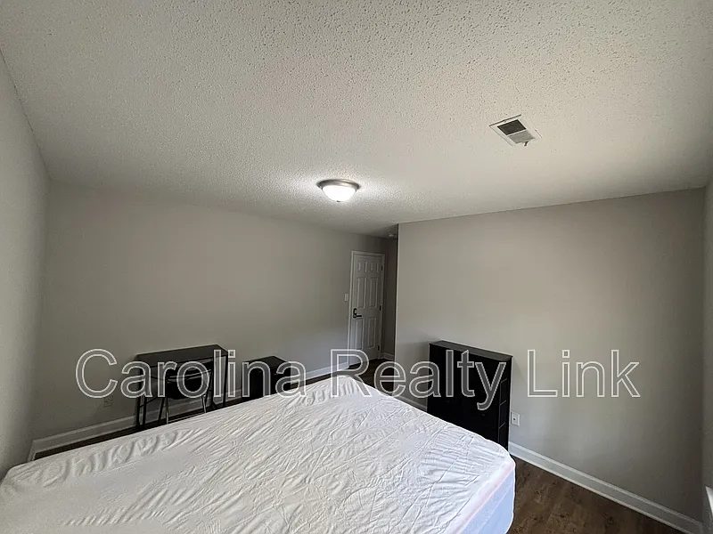 1 bed, 1.0 bath, $230 — Photo 3