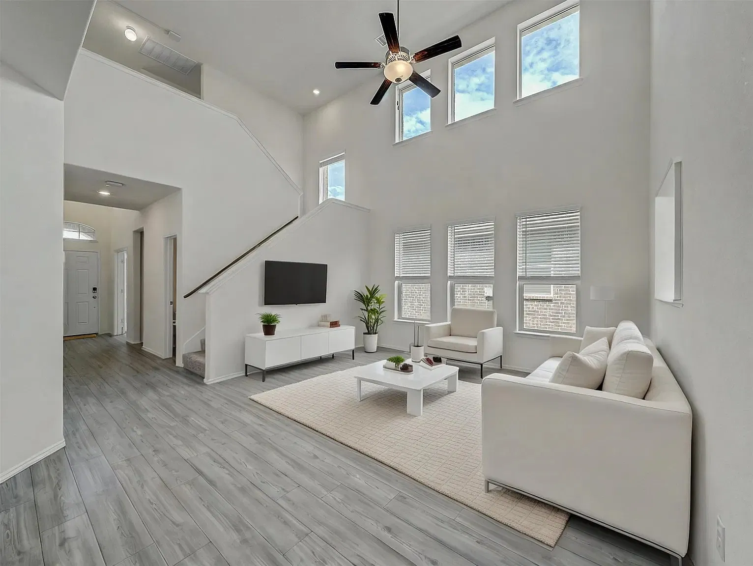 3 bed, 2.5 bath, 2074 sqft, $2,300 — Photo 3