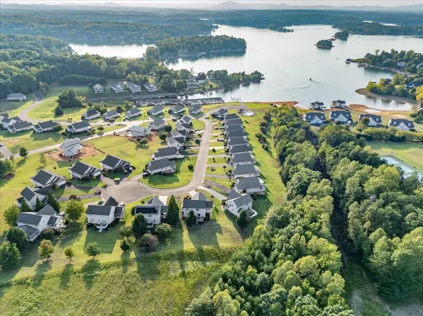 435 Lands End Cir, Union Hall, VA 24176