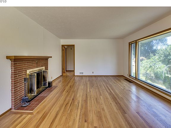 3rd image of 1425 Manor Dr