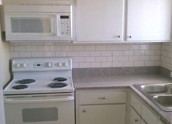 Kitchen w/ Microwave