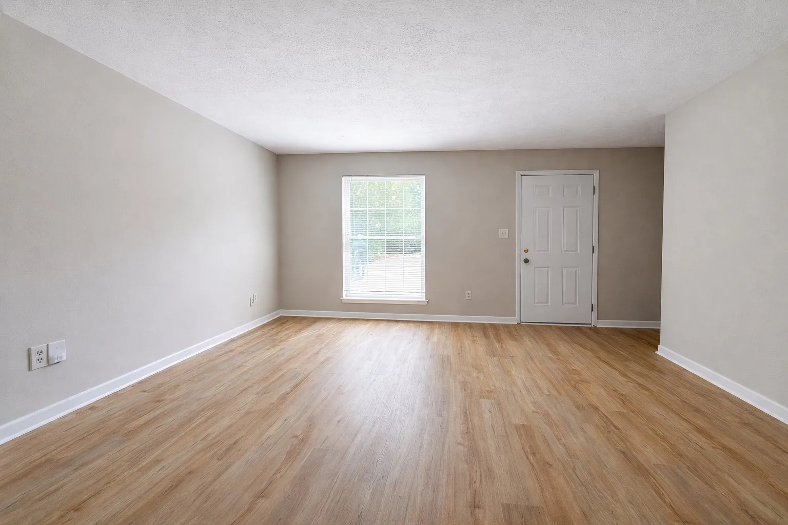 3 bed, 1.5 bath, 1595 sqft, $1,595 — Photo 2