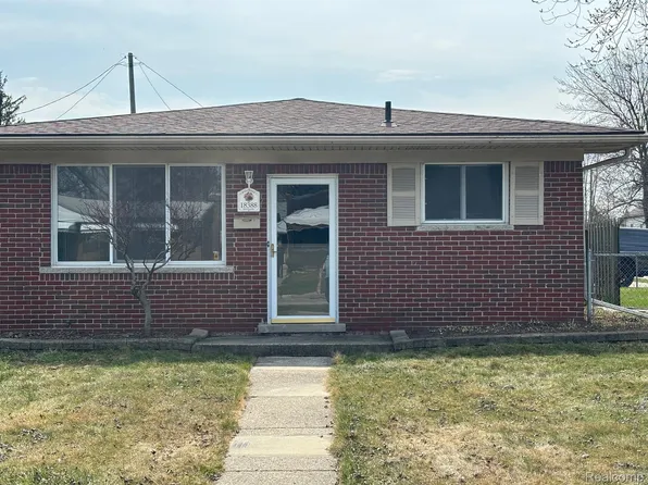 18388 Blue Island Ct, Roseville, MI 48066