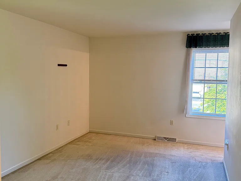 105 Acorn Ln — Photo 11