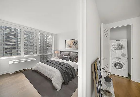 4th image of 605 W 42nd St #52I