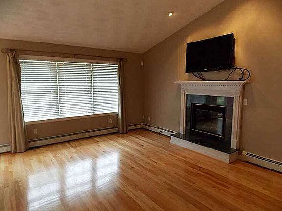 3rd image of 46 Carriage Dr
