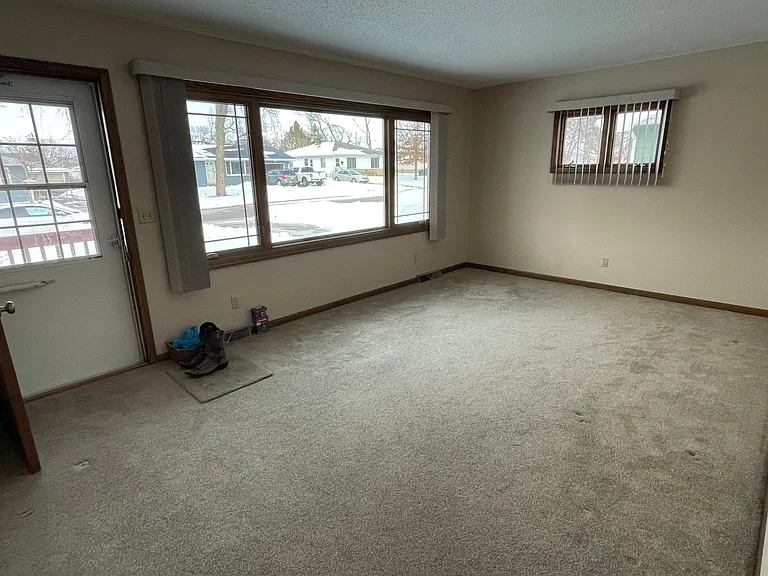 1109 Raney St — Photo 3