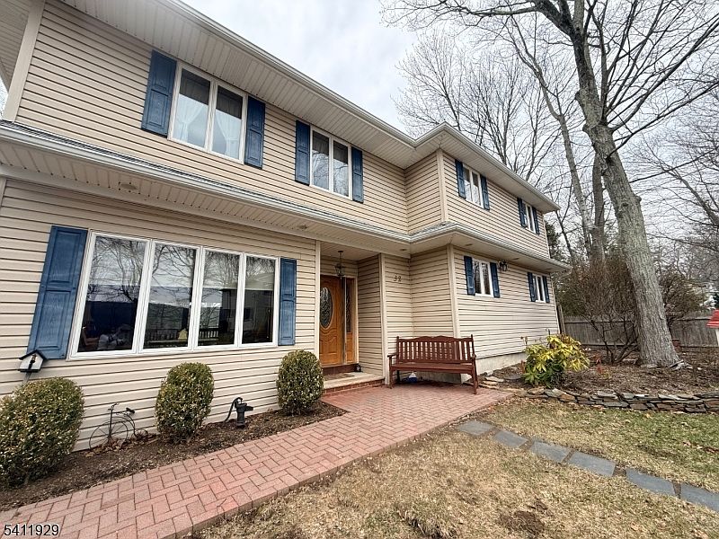 1st image of 32 Clayton Rd