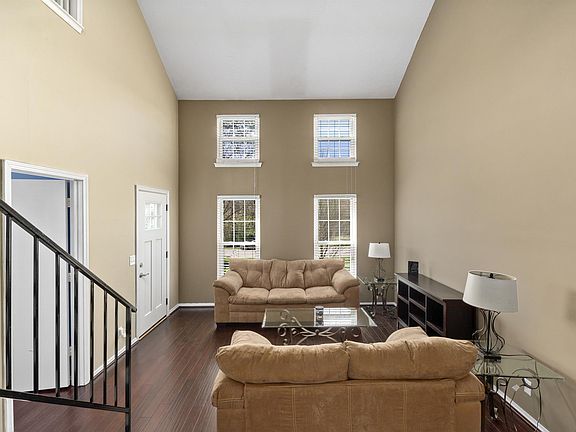 4th image of 1029 Rachels Square Dr