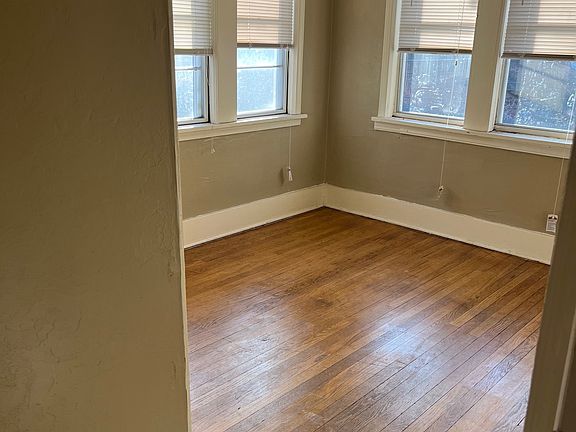Bedroom 2/ Sunroom