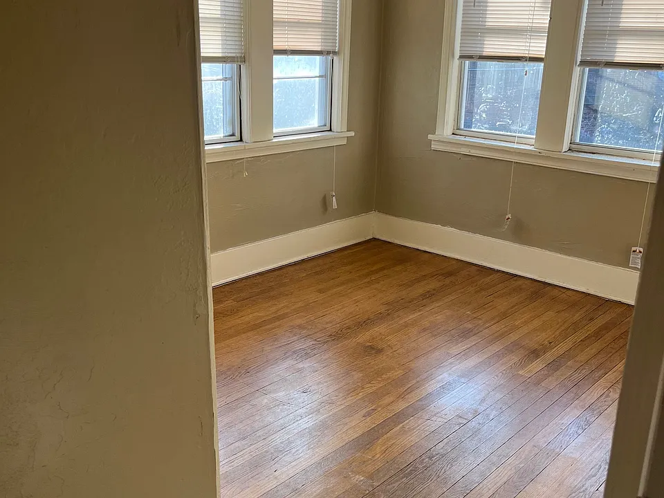 Bedroom 2/ Sunroom