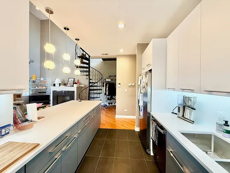 2027 W Division St #4 — Photo 4